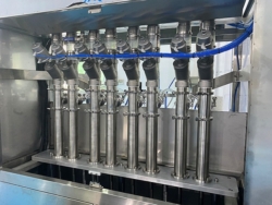 Automatic liquid filling machine